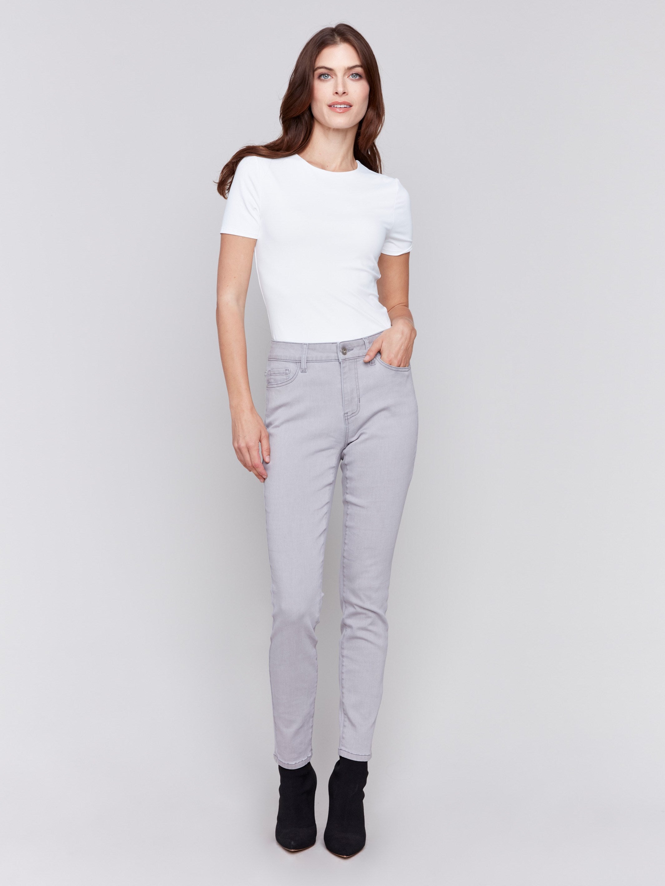 Women's soft skinny jeans in a soft grey color with a regular rise and five-pocket design by Charlie B.