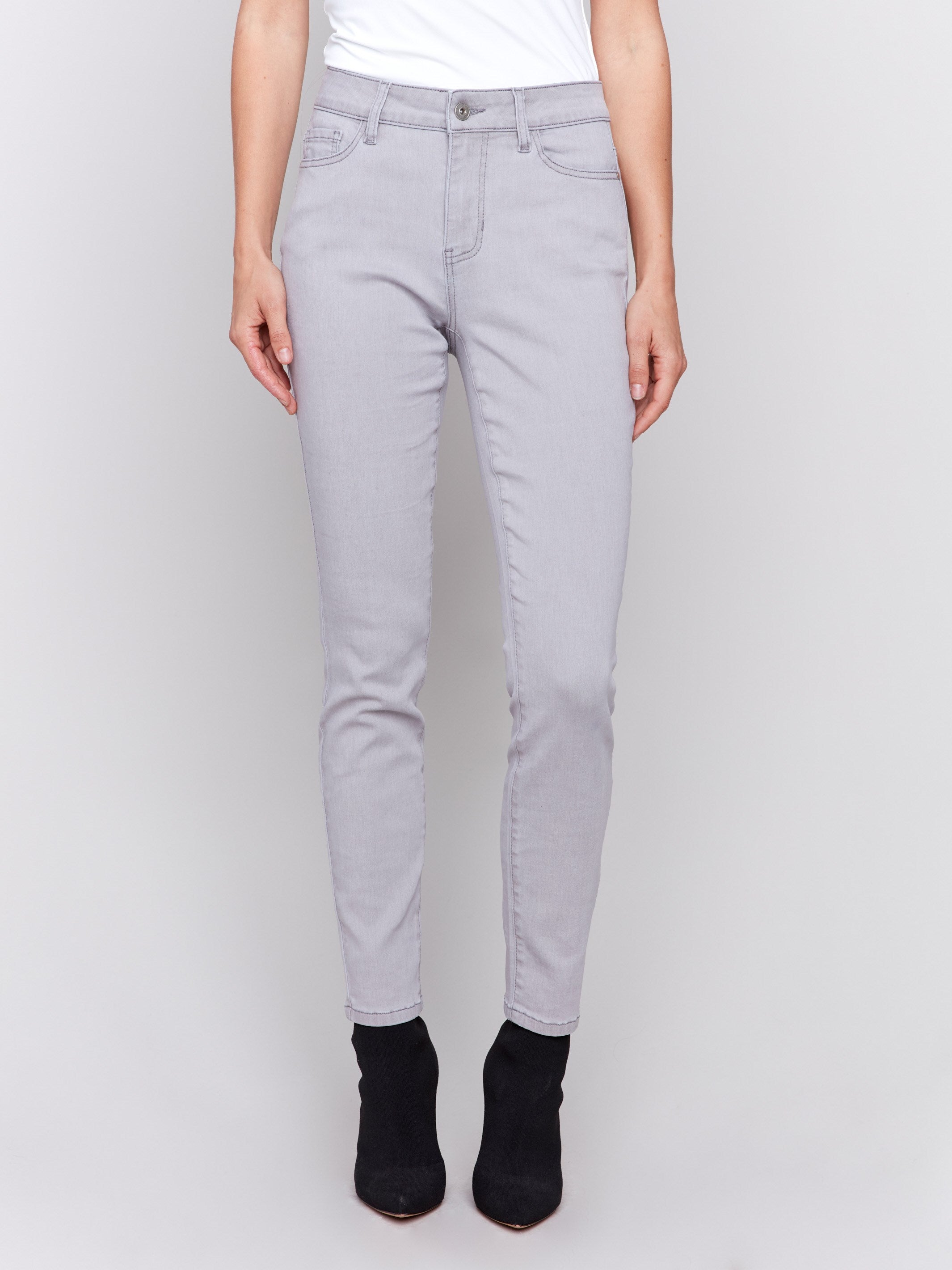 Women's soft skinny jeans in a soft grey color with a regular rise and five-pocket design by Charlie B.