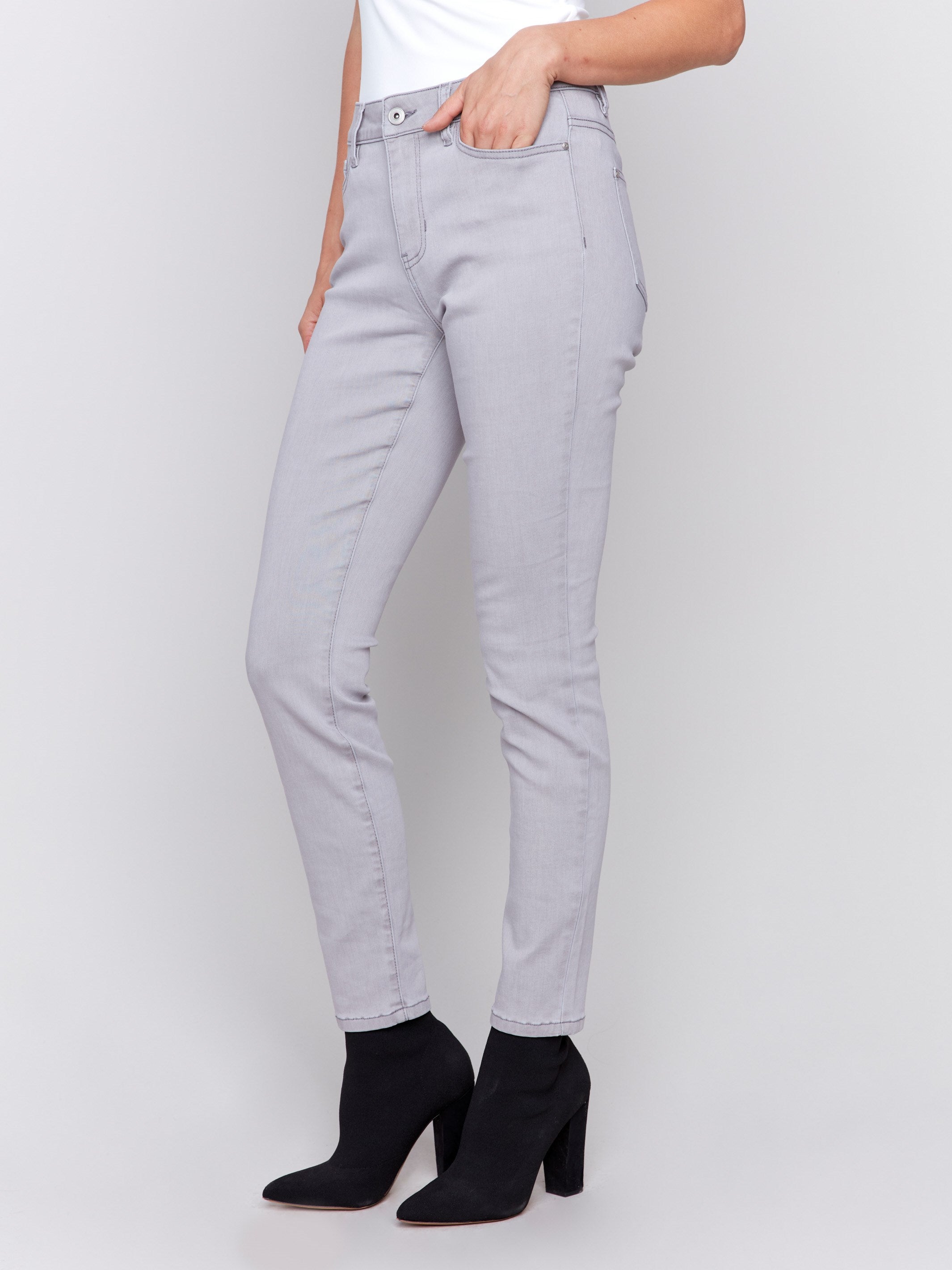 Women's soft skinny jeans in a soft grey color with a regular rise and five-pocket design by Charlie B.