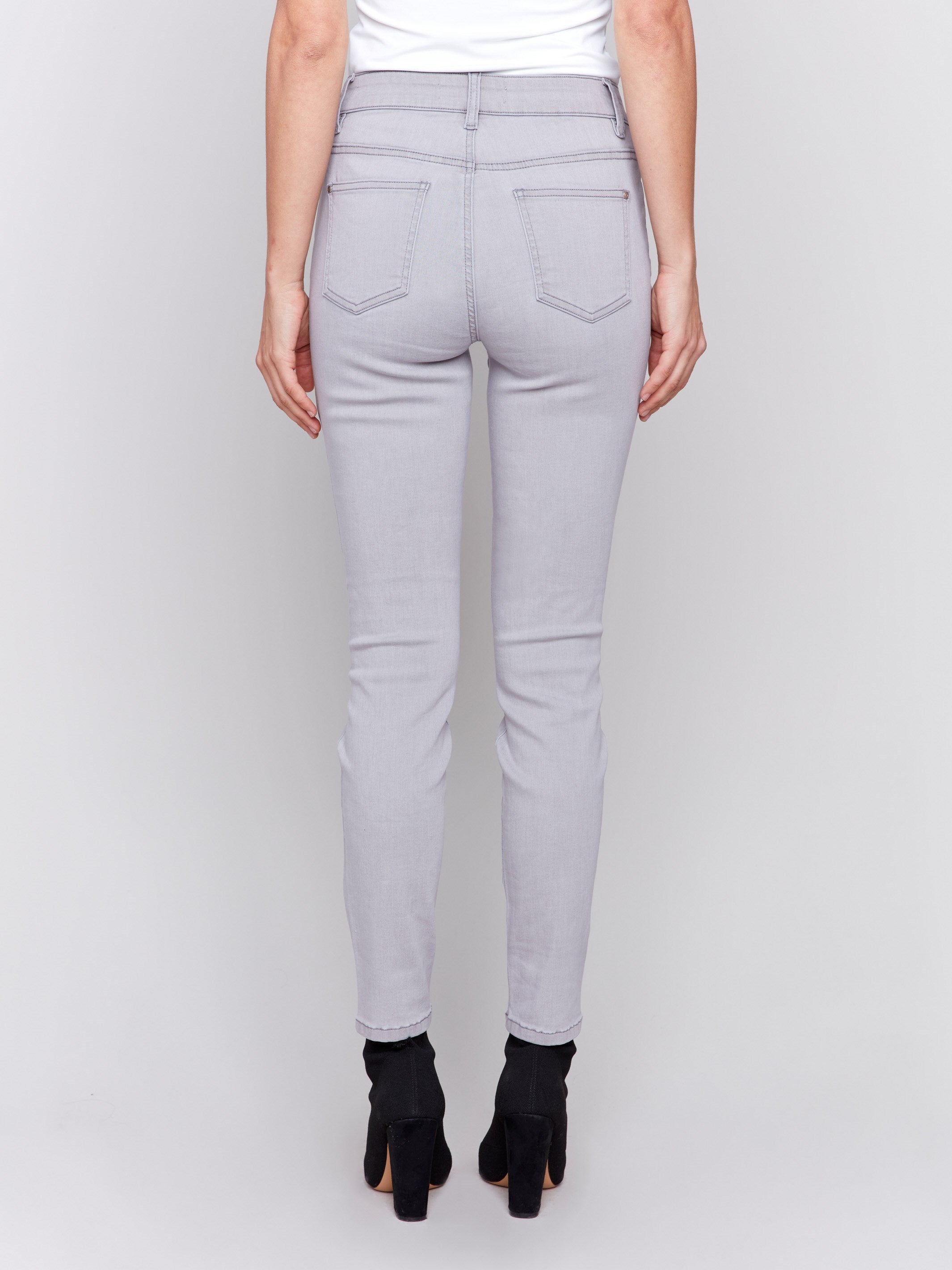 Women's soft skinny jeans in a soft grey color with a regular rise and five-pocket design by Charlie B.